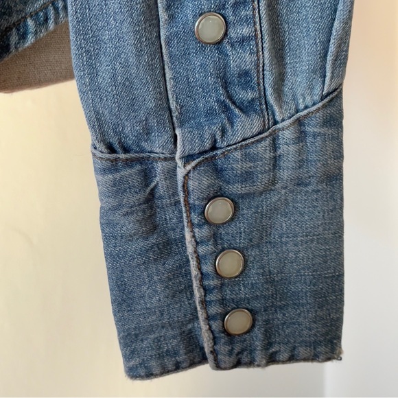 Vintage Western Denim Blue Floral Embroidered Denim Shirt - Cowgirl Chic! 🌸🤠 - Picture 14 of 16